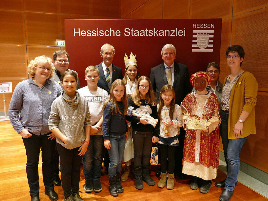 Naumburger Sternsinger zu Besuch beim Hessischen Ministerpräsidenten Volker Bouffier (Foto: Karl-Franz Thiede)